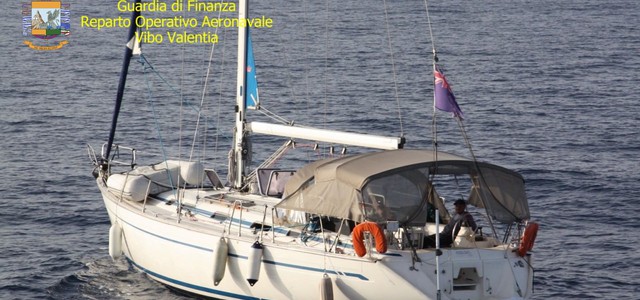 Migranti, in 60 su una barca a vela: arrestati scafisti
