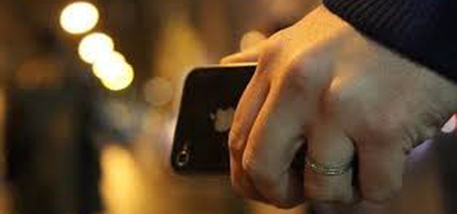 Crotone – Rapinano un telefono cellulare: denunciate due persone.