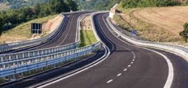 Veicolo in fiamme sull' A2 “Autostrada del Mediterraneo”: traffico bloccato