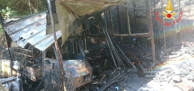 Incendio a Cenadi, distrutta baracca