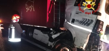 Incidente stradale, mezzo pesante perde il controllo e invade la carreggiata