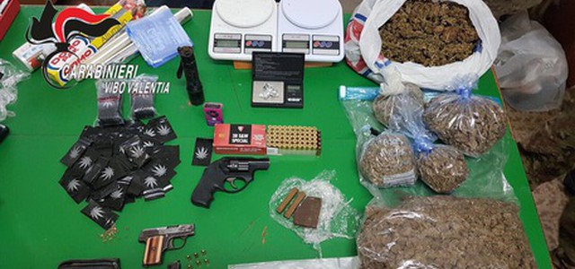 Marijuana e armi in casolare abbandonato