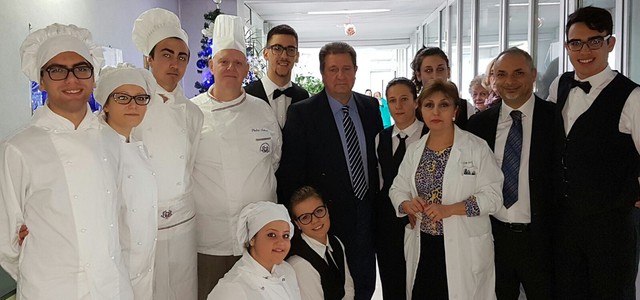 Studenti dell’Istituto Ipssar “Luigi Einaudi” portano i loro dolci nel reparto di Oncologia
