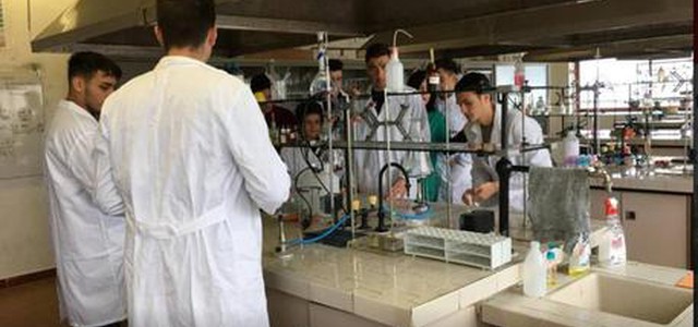 Studenti preprano soluzione igienizzante per Uffici Pubblici