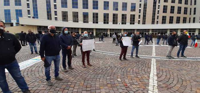 Ambulanti protestano davanti la Cittadella Regionale: "La pazienza è finita!"