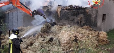 In fiamme fienile nel Catanzarese