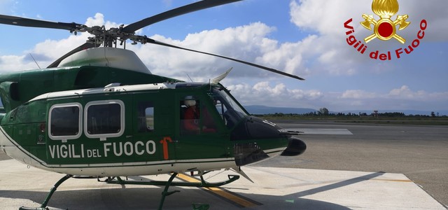 il Reparto Volo dei Vigili del Fuoco di Lamezia Terme (CZ)  schiera un elicottero AB412, denominato “Drago VF123”
