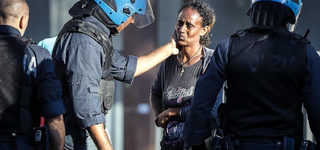 Migranti sgomberati a Roma, bombole contro agenti. Polizia usa idranti