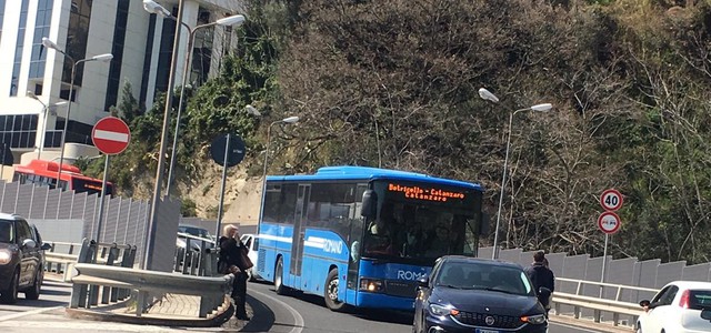 Flash: Catanzaro-  Tamponamento sulla rotatoria Gualtieri. Traffico Fermo.