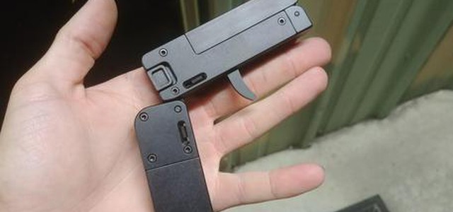 Allarme della polizia: gira una pistola grande come una carta di credito