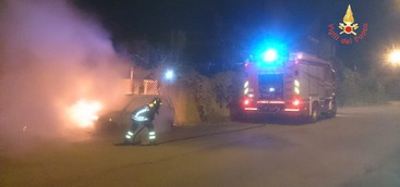 Trovato cadavere carbonizzato in un'auto a Soverato (VIDEO)