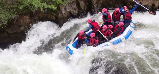 Finisce tra le rocce mentre fa rafting - soccorsa dai Vigili del Fuoco