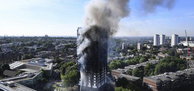 Londra, incendio alla Grenfell Tower. La polizia spera che morti siano meno di 100