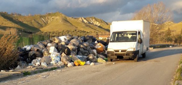 Getta rifiuti con il camion, scoperto dalla fototrappola