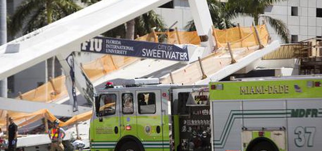 Crolla ponte pedonale a Miami, schiacciate alcune auto. Ci sono diversi morti