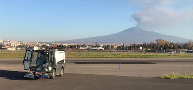 Etna: colonna cenere, chiuso aeroporto di Catania