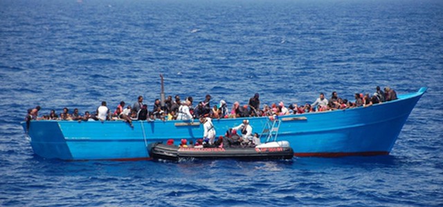 Migranti: soccorse 33 persone su barcone