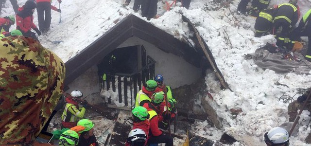 Rigopiano, sale a 7 il bilancio delle vittime. Estratto il corpo di una donna