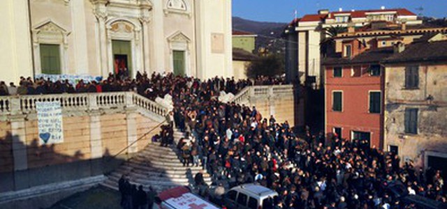 Ragazzo suicida: striscione, non muore chi vive nel cuore