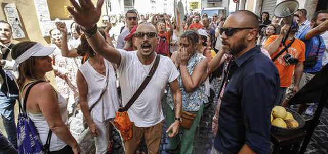 Vaccini obbligatori a scuola, ok alla legge. Aggrediti 3 deputati del Pd