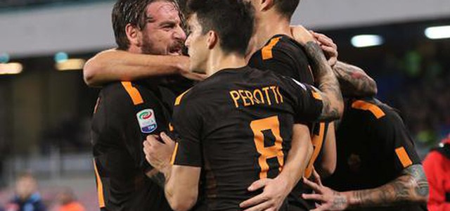 Serie A, Napoli Roma 2-4, giallorossi show al San Paolo. La Juve batte la Lazio all'Olimpico