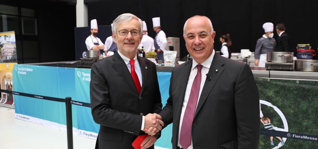 Show cooking alla Fiera di Bolzano: studenti calabresi e altoatesini preparano piatti tipici regionali