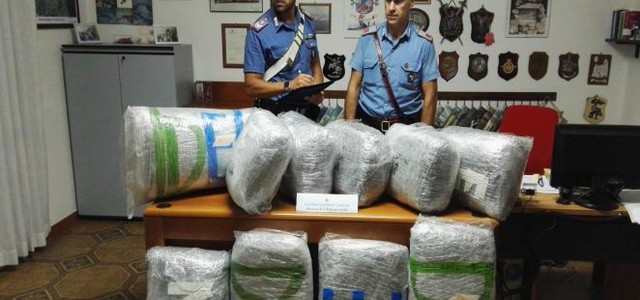 Sulla SS 106 con 55 kg di droga nel furgone: arrestato 47enne