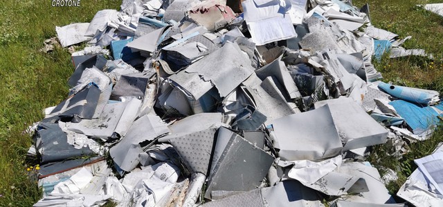 Faldoni con materiale sensibile abbandonati in un terreno, la scoperta dei Forestali di Crotone