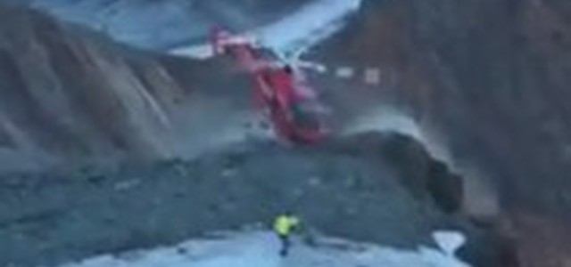 Elicottero finisce contro le rocce durante soccorso alpino IL VIDEO CHOC