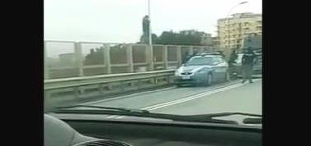Minaccia di lanciarsi dal ponte di Catanzaro: provvidenziale intervento della polizia (VIDEO)