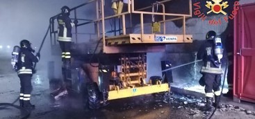 In fiamme mezzo da cantiere in galleria sulla SS 280 nel Catanzarese (FOTO)