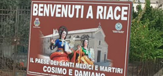 A Riace sindaco leghista sostituisce cartello dell’accoglienza con quello dei Santi Cosimo e Damiano