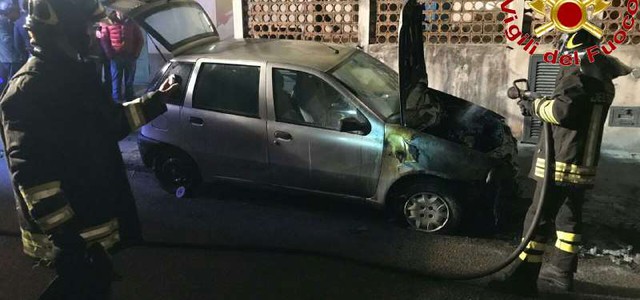 Auto in fiamme, ancora ignote le cause