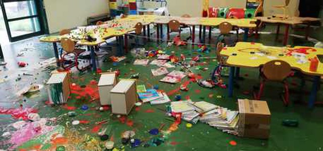 Asilo devastato dai vandali, scuola inagibile per i bambini