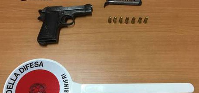 Aveva pistola in auto, arrestato 85enne