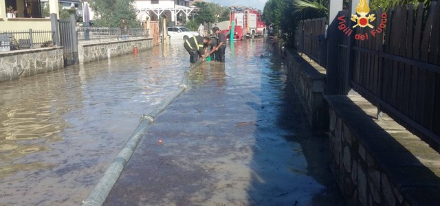 Simeri Mare allagata, enormi i danni: vigili del fuoco al lavoro anche al buio (VIDEO)