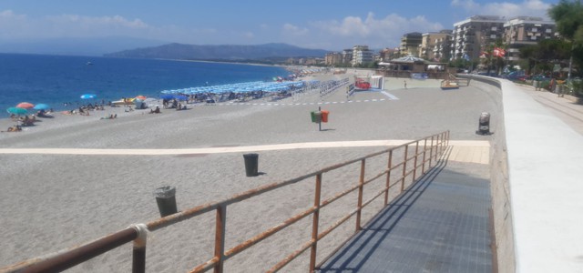 INSTALLAZIONE DELLE PASSERELLE PER DISABILI SULLE SPIAGGE CATANZARESI