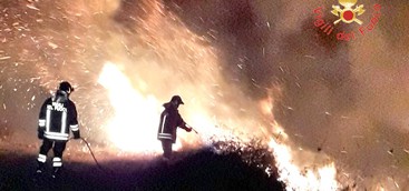 Incendio di vaste proporzioni nella notte a Nocera Terinese