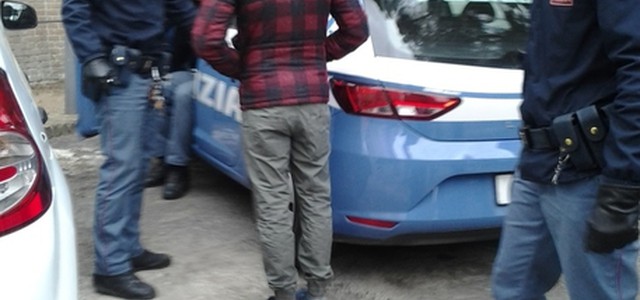 Perseguita ex compagna, arrestato 22enne