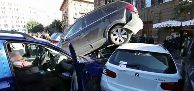 Sbaglia manovra, crea piramide di auto a Roma (VIDEO)