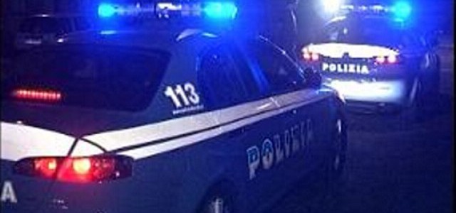Fugge alla vista della polizia, bloccato aggredisce un'agente: arrestato 40enne a Catanzaro