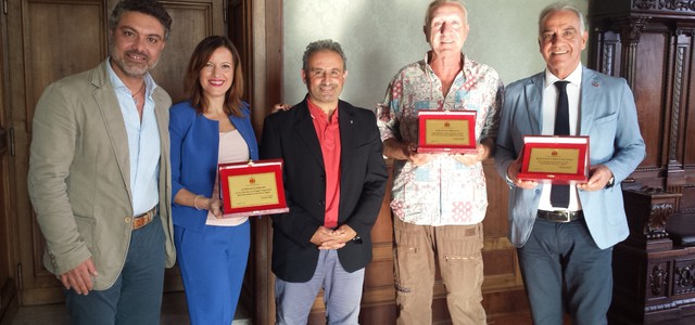 Mungo e Battaglia premiano l'associazione "Catanzaro, un mare d'amore"