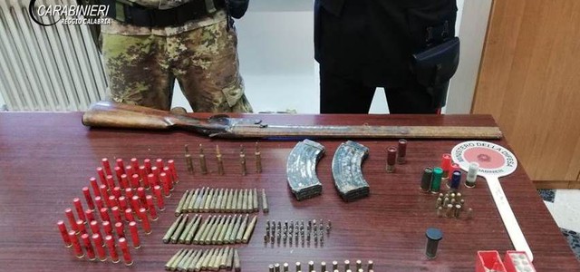 Nascondeva armi e munizioni da guerra, arrestato 41enne