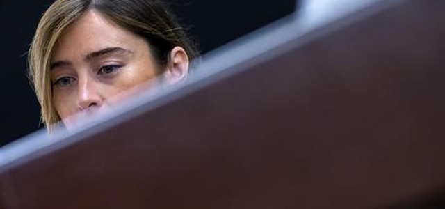 Boschi e le richieste ad Unicredit, lei smentisce. M5S attacca