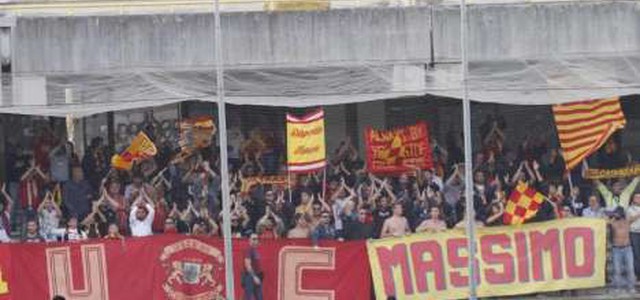 Principio d'incendio su autobus tifosi del Catanzaro a Messina, a piedi fino imbarco