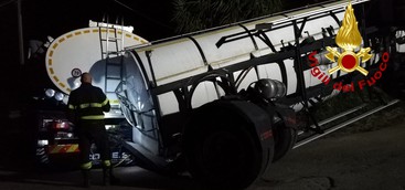 Rimorchio di un tir si ribalta nel Catanzarese (FOTO)