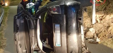 Auto si ribalta a Catanzaro, ferita una donna