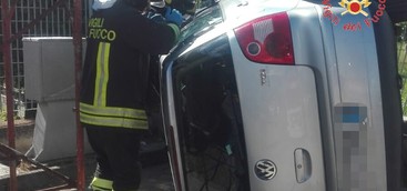 Catanzaro  - Auto si ribalta in via dei Conti Falluc
