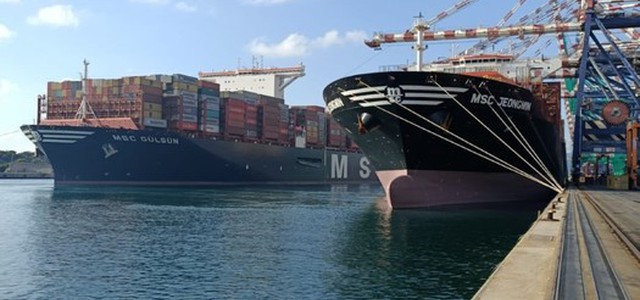 Mega portacontainer in sicurezza nel porto di Gioia Tauro con il Portable Pilot Unit