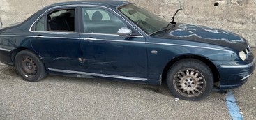Catanzaro, Veraldi: "Da mesi carcassa di auto nel parcheggio dell’ascensore panoramico di Bellavista" (FOTO)